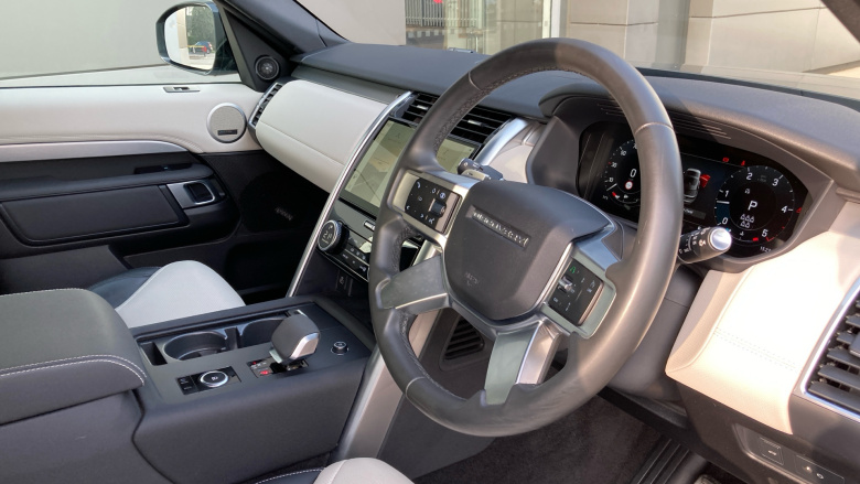 Land Rover Discovery 3.0 D300 Dynamic SE 5dr Auto Diesel Station Wagon